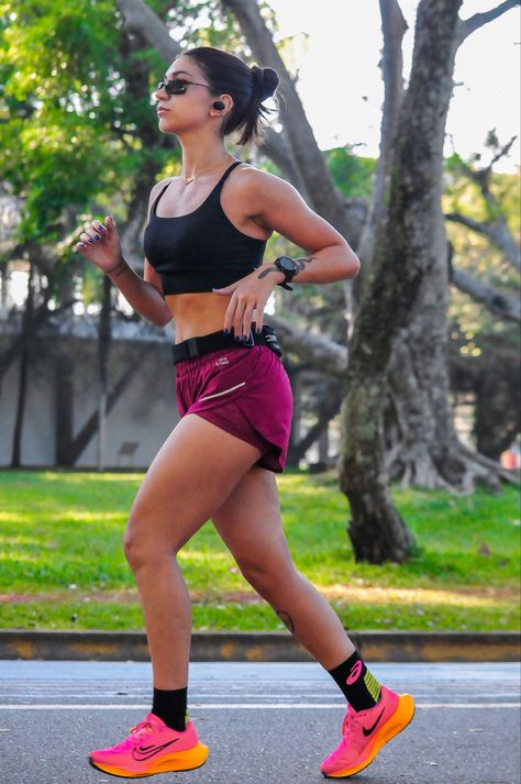 Runners Outfit Women, Marathon Outfit Women, Marathon Running Outfit, Sporty Girl Aesthetic, Cute Running Outfit, Running Pictures, Runners Outfit, Running Goals, Running Outfit