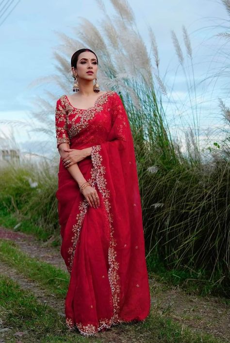 Red Saree Reception Look, Red Saree Bridal Look, Red Saree Bridal, Saree Gorgeous, Red Saree Wedding, Indian Dress Up, Red Sari, Indian Wedding Gowns, Simple Lehenga