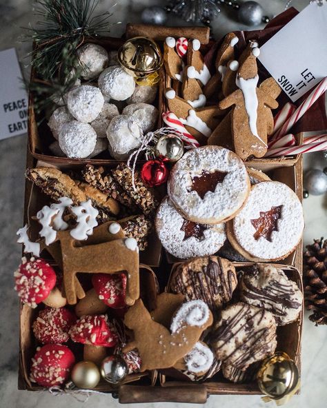 Andy on Instagram: “Cookie box #christmascookies #food #foodstyling #foodphotography #cookiebox #movienight #foodie #foodstagram #igers #igdaily #igfood…” Cookie Boxes Christmas, Cookie Box Diy Packaging Ideas, Holiday Cookie Box Ideas, Christmas Cookie Box Ideas, Christmas Cookies Boxes Ideas, Christmas Cookie Gift Boxes, Cookie Box Christmas, Cookie Box Packaging, Cottagecore Baking