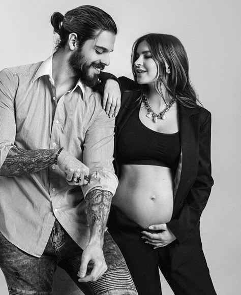 Editorial Maternity Shoot Couple, Modern Maternity Shoot, Studio Maternity Shoot, Maternity Studio Photoshoot, Baby Announcement Photoshoot, Pregnancy Photos Couples, Pregnancy Belly Photos, Maternity Photo Outfits, Maternity Photography Poses Couple