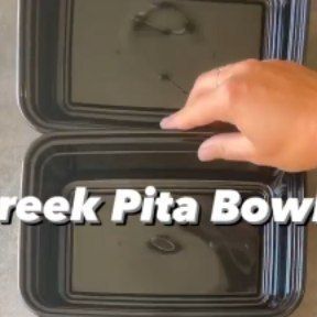 Eating Healthy on Instagram: "The viral Greek Pita Bowls are here!! These were a hit at the retreat and a must try! I’ll list the recipe below so make sure to save it! by @stayfitmom_krista For the rice: 1 cup rice + 2 cups water 1/2 tablespoon turmeric 1 bay leaf 🍃 1/4 teaspoon Pepper (leaned this is a must with turmeric on TikTok👍🏻) Grill or bake some boneless, skinless chicken thighs. You’ll need 25 ounces of cooked chicken for 5 bowls. For the diced veggies: 2 Roma tomatoes (240g) 🍅 100g red onion 1 cucumber 🥒 For the bowls: 4 ounces cooked rice 5 ounces cooked chicken thighs 1/5 diced veggies 2 tablespoons hummus Sprinkle of paprika 4 grams fat free feta (Trader Joe’s) 2 Kalamata olives 378 cals 34.6p/ 31.3c / 13.9f Find it in #MyFitnessPal by searching: Stay Fit Mom Greek Pita Bowls, Pita Bowl, Stayfitmom Krista, Stay Fit Mom, Greek Pita, Boneless Skinless Chicken Thighs, Cooked Chicken, Skinless Chicken Thighs, Bay Leaf