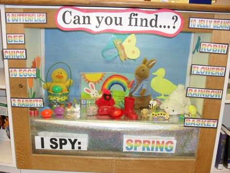 I SPY Display Case Spring (Would love to do this at preschool too - using picture clues and a checklist) Display Case Ideas, Diy Display Case, Back To School Displays, Library Decorations, Preschool Library, Art Bulletin Boards, Museum Ideas, School Library Displays, School Hall