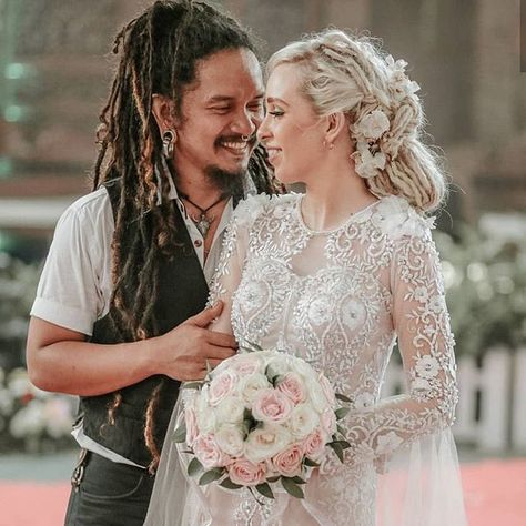 Congratulations to @courtney.aquarius & @delluuyee ❤️ The prettiest #Wonderlocks couple! Wish them the best.    #Regram via @www.instagram.com/p/BpwQkCClhgd/ Hike Wedding, Dreadlock Wedding Hairstyles, Dreadlock Inspiration, Dread Inspiration, Bohemian Backyard Wedding, White Dreads, Natural Hair Bride, Beautiful Dreadlocks, Hippie Wedding