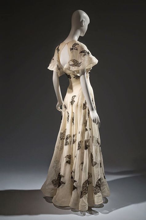 Gods and Foolish Grandeur: Gowns by Vionnet, 1937, 1938, 1939 Madeleine Vionnet, 1930s Fashion, Ivory Silk, Fashion Now, Vintage Mode, Lace Inset, Moda Vintage, Silk Organza, Mode Vintage