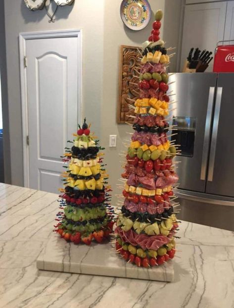 Standing Christmas Tree Charcuterie, Christmas Food Table Display Party Ideas, Charcuterie Tree Styrofoam, Christmas Appetizer Table Display, Christmas Tree Charcuterie Tower, Charcuterie Trees, Christmas Open House Food Ideas, Charcuterie Tree Cone, Christmas Food Table Display