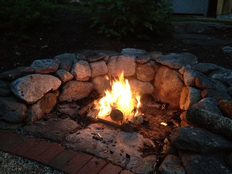 Rock Wall Fire Pit, Viking Fire Pit, Corner Fire Pit, Rustic Outdoor Fireplaces, Rustic Outdoor Spaces, Outdoor Stone Fireplaces, Fire Pit With Rocks, Stone Walls Garden, Outside Fire Pits