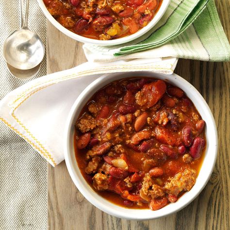 Sandy’s Slow-Cooked Chili Taste Of Home Chili, Pot Luck Recipes, Slow Cooked Chili, Church Potluck Recipes, Quick Appetizers, Pot Luck, Slow Cooker Chili, Stewed Tomatoes, Bean Stew