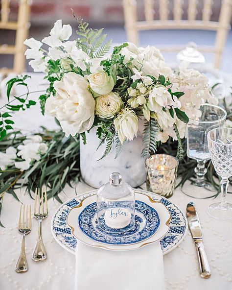 Martha Stewart Weddings on Instagram: “Blue and white is one color pairing never goes out of style. 💙 From Dutch Delft accents to chinoiserie designs, we love the endless ways…” Chinoiserie Wedding, White Wedding Centerpieces, Round Wedding Tables, Martha Weddings, White Centerpiece, Marble Wedding, Boda Mexicana, All White Wedding, Boho Wedding Decorations