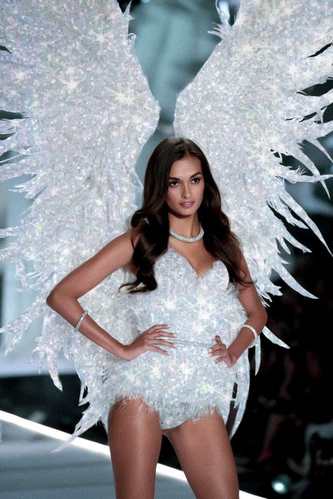 Angel Wings Victoria Secret, Victoria’s Secret Angel, Venus Pisces, Vs Runway, Victoria Secret Wings, Runway Aesthetic, Adriana Lima Style, Gizele Oliveira, Victoria Secret Runway