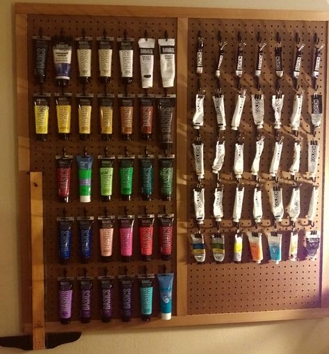 Pegboard and clips...no more paint spread all over the workplace. Hanging Paint Tubes, Pegboard Paint Storage, Paint Supplies Organization, Paint Tube Organization, Paint Tube Storage, Paint Organizer, Art Classroom Organization, Artist Storage, Art Studio Storage