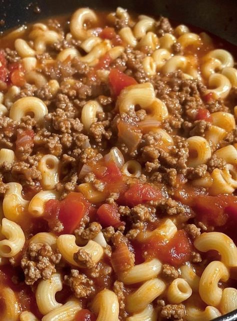 Macaroni Hamburger Goulash, Crockpot American Goulash, Ground Beef Recipes Noodles, Classic Goulash Recipe Ground Beef, Goulash With Tomato Paste, 4 Ingredient Goulash, Grandma’s Goulash, Macaroni Goulash Beef, Recipes That Use Stewed Tomatoes