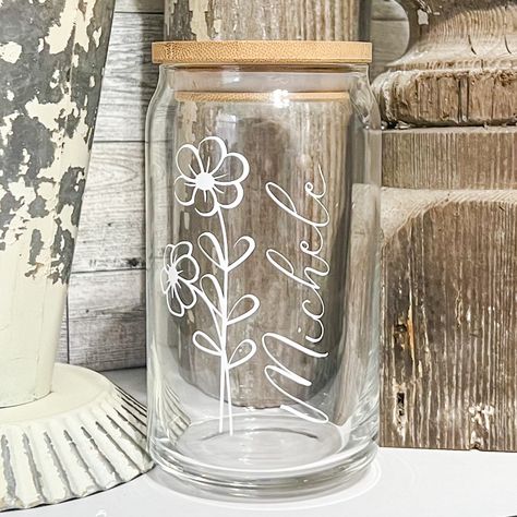 Iced Coffee Glass Cups Diy, Iced Coffee Tumbler Vinyl Ideas, Glass Can Tumbler Ideas, Clear Tumblers With Vinyl Ideas, Glass Coffee Cup Design, Glass Tumbler Design Ideas, Glass Cups With Vinyl Cute Ideas, Cups Cricut, Iced Coffee Glasses