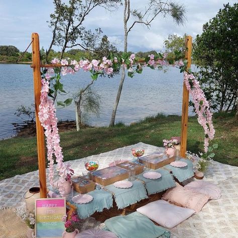 🌿 SAGE GREEN 🌿 Spotlight 🤩🤩🤩 So many variations with touches of white or blush for a different feel and all so beautiful. This is a versatile theme that is used across many types of events ✨ Bday Brunch, Sage Green And Pink, Bohemian Picnic, Pink Picnic, Green And Pink, So Beautiful, Sage Green, Pop Up, Blush