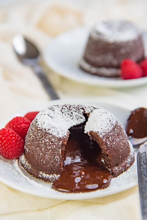 Chocolate Molten lava cake recipe - these molten lava cakes are  ready in under 30 minutes with only a 15 minute prep time. Easy, delicious and impressive desserts that can be frozen ahead of time! With gluten free options. #ChocolateMoltenLavaCake #ValentinesDay #EasyDessert #GlutenFree Lava Cake Recipe Easy, Chocolate Molten Cake, Chocolate Melting Cake, Molten Lava Cakes Recipe, Chocolate Lindt, Cocoa Powder Recipes, Chocolate Lava Cake Recipe, Molten Cake, Chocolate Fondant Cake