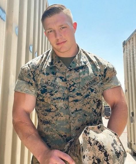 Whole Body Picture, Old Man Pictures, High And Tight Haircut, Hot Army Men, Video Call With Boyfriend Screen Photo, Army Pics, New Photo Download, Blonde Guys, Body Picture