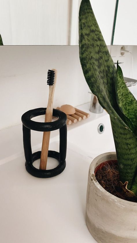 DIY – Porte brosses à dents – Home Inspiration by Manon Thonnard Clay Home Decor Diy, Diy Toothbrush Holder, Clay Jewellery Holder, Jewellery Holder, Diy Ceramic, Diy Cups, Clay Mugs, Candle Warmer, Ceramics Pottery Art