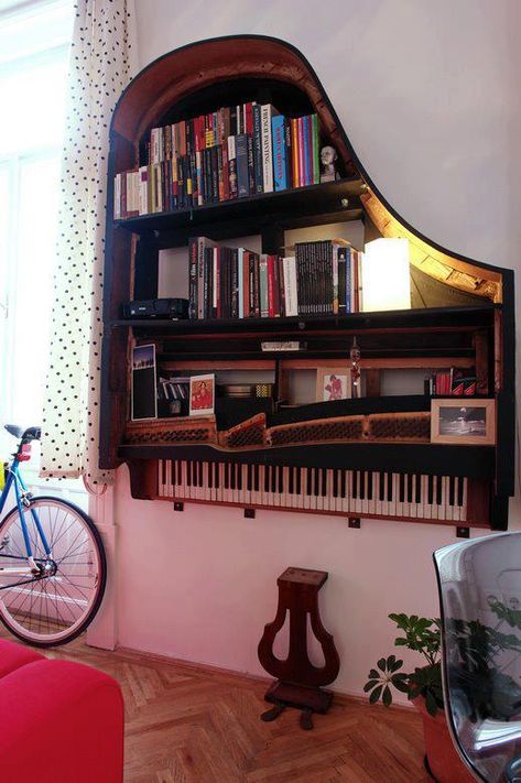 Recycled old broken piano into a fabulous bookcase! Koti Diy, Old Pianos, Hemma Diy, Diy Casa, Music Decor, Grand Piano, Design Del Prodotto, Furniture Hacks, The Piano