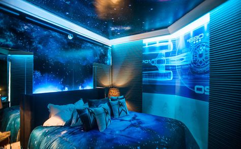 The Ultimate Star Trek Hotel Room - how awesome would this be for your honeymoon? Themed Hotel Rooms, Star Trek Theme, Space Themed Bedroom, Space Themed Room, Led Bleu, Boys Home, Star Trek Into Darkness, Space Room, Space Theme