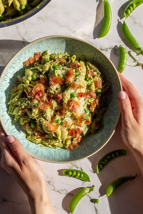 There is something about the combination of peas and pasta that we are entirely obsessed with. The sweetness of peas is perfect with pasta and salty cheese. In this pea pasta with prosciutto , peas are creamed into a bright green sauce alongside fresh herbs, lemon, garlic, and caramelized onions. Once the creamy sauce is Peas And Pasta, Pasta With Prosciutto, Pea Pasta, Prosciutto Pasta, Cheese Day, Sauteed Greens, Green Garlic, Green Sauce, Stuffed Pasta Shells