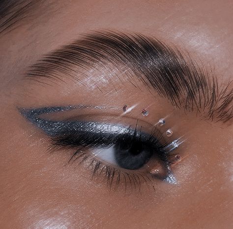 Silver Graphic Makeup, Evening Eye Makeup, Concert Makeup, Maquillage On Fleek, Rhinestone Makeup, Pinterest Makeup, Swag Makeup, Eye Makeup Pictures, Smink Inspiration