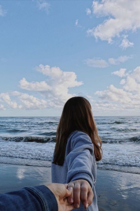 Couples Beach Photography, Couple Beach Pictures, Beach Selfie, Couple Moments, Couple Pic, Beach Photography Poses, Friend Poses Photography, Couple Picture, Couple Pose