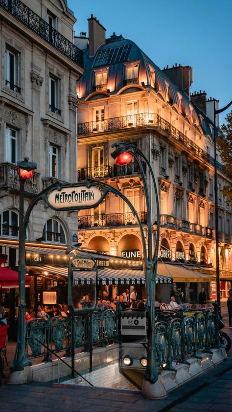 #authentic #oldworld #old #architecture #art #arte #wallpaper #city #bohemian #gotik #paris #romantic #view #travel #travelphotography #citylife Paris Metro Aesthetic, Emily In Paris Aesthetic, Romantic View, Arte Wallpaper, Joe Thomas, Wallpaper City, Metro Paris, Paris Illustration, France Aesthetic