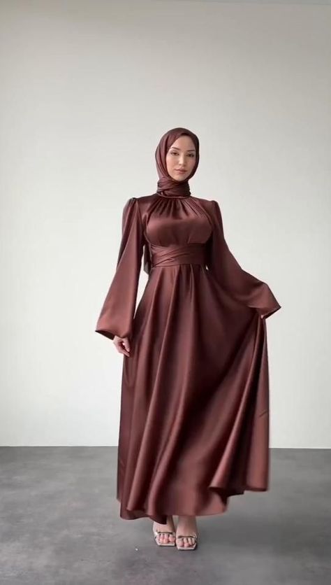 Curvy Soiree Dresses, Hijab Elegant Dresses, Dress Design Hijab, Silk Hijab Dress, Modern Hijab Fashion Dresses, Elegant Hijab Dress, Elegant Dresses Hijab, Satin Dresses Hijab, Dress Hijab Outfit