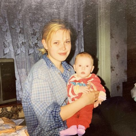 90s Childhood Photos, Old Family Photos Aesthetic, 2000s Family Photos, Mother And Child Aesthetic, Old Mom Aesthetic, Family Reference Poses, Southern Mom Aesthetic, Teen Parents Aesthetic, 2000s Mom Aesthetic