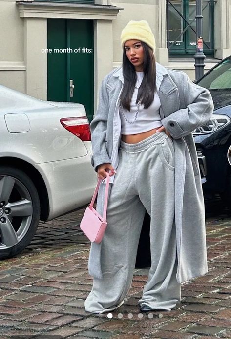 Tracksuit Winter Outfit, Streetwear Beanie Outfit, Sweatpants Outfit Dressy, Styling Grey Sweatpants, Grey Sweatpants Outfit, Uni Ootd, Gray Sweatpants Outfit, Sweat Suits Outfits, Nyc Fits