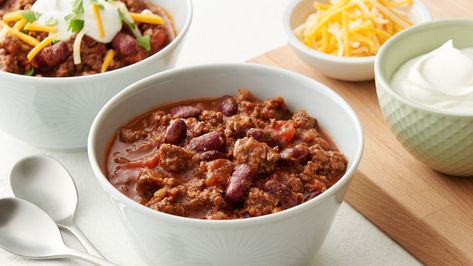 The beans! The spices! The meat! When it comes to homemade Chili, what's not to love? With a myriad of flavorful ingredients and just four simple steps, it's no wonder this is known as our best Chili recipe. This homemade Chili recipe pairs perfectly with a crisp fall day. Warm-up after a little Sunday football or cozy up to a weekday meal your family will love. If you're like us, one bowl of our Chili made from scratch is never enough, especially when piled high with all our favorite toppings! Betty Crocker Chili Recipe, Betty Crocker Chili, Beef Chilli, Homemade Chili Recipe, Ground Beef Chili, Fajita Bowls, Best Chili Recipe, Dancer Workout, Easy Chili