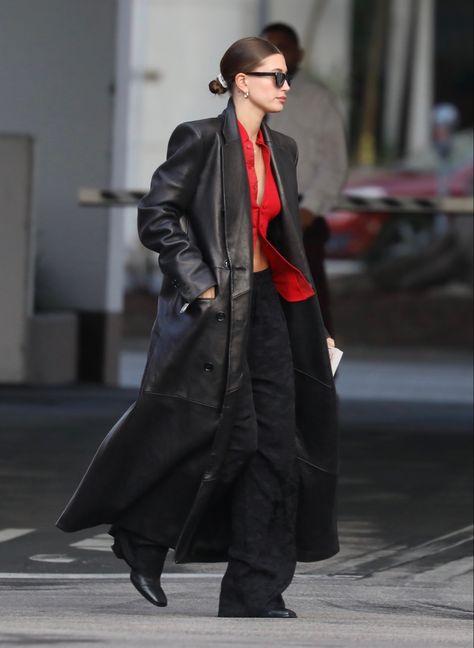 Hailey Bieber Long Coat, Celeb Winter Outfits, Hailey Bieber Winter Outfits 2024, Haley Bieber Outfits, Haley Bieber Outfit, Hayley Bieber Outfits, Hailey Bieber Paparazzi, Hailee Bieber, London Trip Outfit