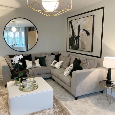 Sophie 🕊 on Instagram: “How absolutely stunning is this livingroom from the Seddon Home Blossom Gate site 🤩 . I think we’ve made our decision to stick with our…” Holiday Living Room Decor, Show Homes, Holiday Living Room, House Styling, Uk House, Living Room Playroom, Elegant Living Room Decor, Luxury Room, Luxury Room Bedroom