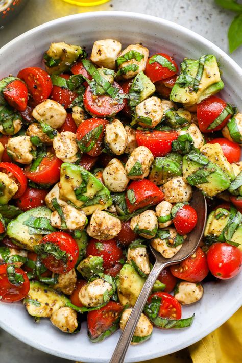 Easy Avocado Caprese Salad - Kalefornia Kravings Avocado Caprese Salad, Lemon Basil Chicken, Antipasto Pasta Salads, Breakfast Sides Dishes, Caprese Salad Recipe, Pesto Tortellini, Breakfast Sides, Fresh Salad Recipes, Pasta Salad Italian