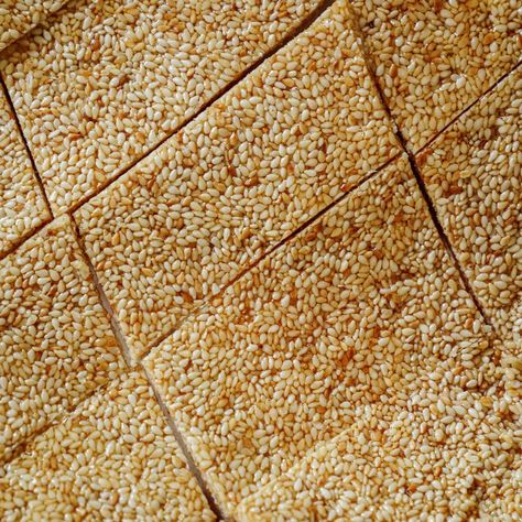 Homemade Sesame Snaps (Greek Pasteli or Sesame Seed Bars) Sesame Snaps Recipe, Sesame Seed Bars Recipe, Sesame Sticks Recipe, Sesame Seed Bars, Seed Bars Recipe, Sesame Bars, Sesame Snaps, Sesame Snacks, Seed Crackers Recipe