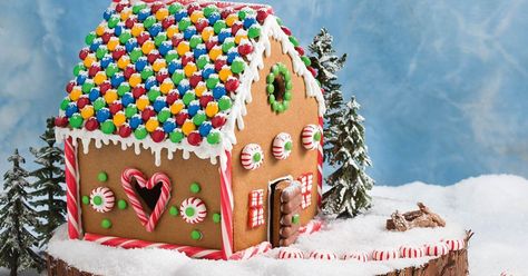 A gorgeous gingerbread house recipe, layered with candy and lollies, provide the perfect Christmas table centrepiece. Christmas Table Centrepiece, Gingerbread House Ideas, Ginger Bread House Diy, Gingerbread House Recipe, Gingerbread Dough, Make A Gingerbread House, Gingerbread House Cookies, Gingerbread Diy, Gingerbread House Decorations