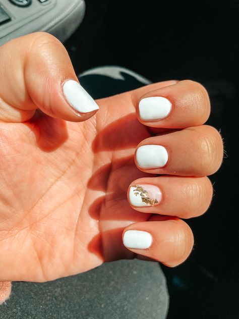 Short Nails White And Gold, White Graduation Nails Short, White Gel Nails Short With Design, White Nails Gold Flakes, Short White And Gold Nails, White Nails With Gold Accent, White And Gold Wedding Nails, White And Gold Nails Short, White And Gold Nails Simple