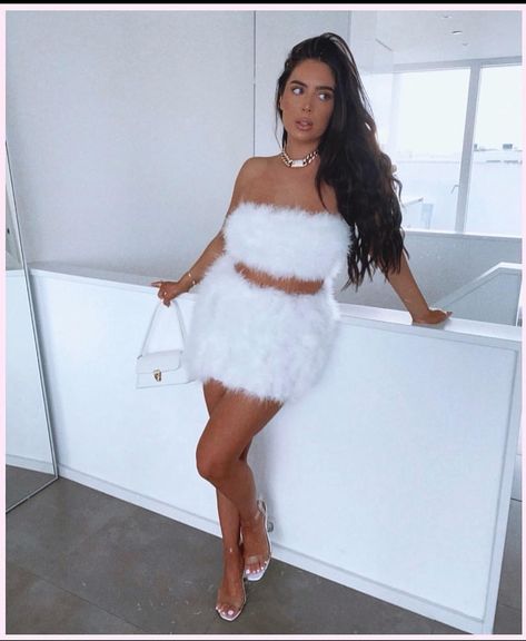 1,216 Likes, 0 Comments - ICY SZN 💎 (@icy_szn) on Instagram: “☁️☁️☁️ @cinziabayliszullo wearing the GISELE chain (gold) also available in gold, silver, rose gold…” Cinzia Bayliszullo, Sophia And Cinzia, Fur Skirt, Skirt Aesthetic, 21st Birthday Photoshoot, Pink Wallpaper Girly, For Good Luck, Classy Aesthetic, Streetwear Fashion Women