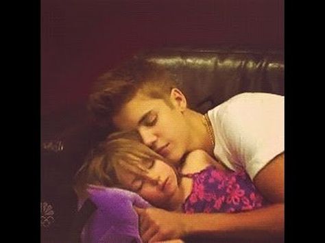 Awww Justin cuddling with his little sister jazzy :) Justin Love, Justin Bieber Gif, Bieber Fever, Justin Hailey, Jay Jay, Justin Bieber Pictures, I Love Justin Bieber, Lil Sis, Justin Beiber