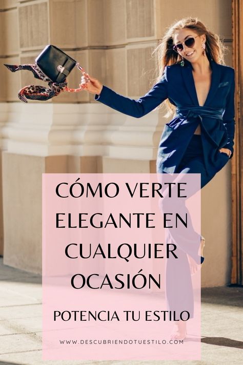 Mujer elegante con traje azul y bolso con un pañuelo estampado como accesorio Outfit Elegantes, Look Formal, Fashion Tips