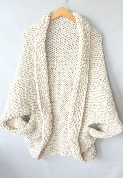 easy-knit-blanket-sweater, free pattern on http://MamaInAStitch.com Blanket Sweater Pattern, Pola Sweater, Easy Knit Blanket, Shrug Knitting Pattern, Shrug Pattern, Fair Isles, Blanket Sweater, Sweater Knitting, Pattern Knitting