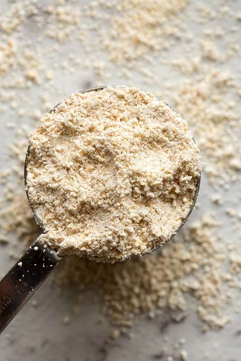 Learn how to make oat flour in just 30 seconds and using 1 ingredient. Ground oats are the BEST replacement for wheat or white flour! Homemade Oat Flour, Make Oat Flour, Tiramisu Cookies, Oat Flour Pancakes, Oats Flour, Oatmeal Flour, Oat Flour Recipes, Oat Milk Recipe, How To Make Oats