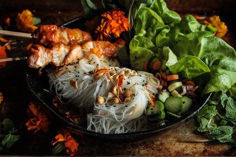 Sticky Honey Sesame Glazed Salmon Noodle Bowl - Heather Christo Salmon Noodle Bowl, Bhudda Bowls, Salmon Noodles, Noodle Bowls Recipes, Salmon Skewers, Quick Salmon, Noodle Dinner, Healthy Stir Fry, Garlic Butter Salmon