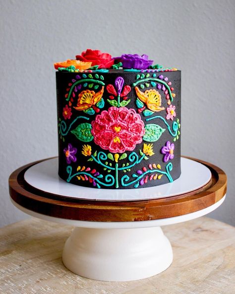 Happy Cinco de Mayo! This was for a 40th birthday fiesta! Vanilla funfetti cake with chocolate buttercream and finished piñata style with a… Mexican Fiesta Cake Birthday, Cinco De Mayo Cake Ideas, Mexican Cake Decoration, Mexican Style Cake, Cinco De Mayo Birthday Cake, Mexican Cake Ideas, 40th Birthday Fiesta, Mexican Birthday Cake, Mexican Style Party