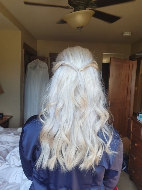 White Hair Half Up Half Down, Romantic Braid, Hair Half Up Half Down, Vintage Curls, Hair Half Up, Breathtaking Wedding, Half Up Half Down Hair, Half Up Hair, Color Inspo