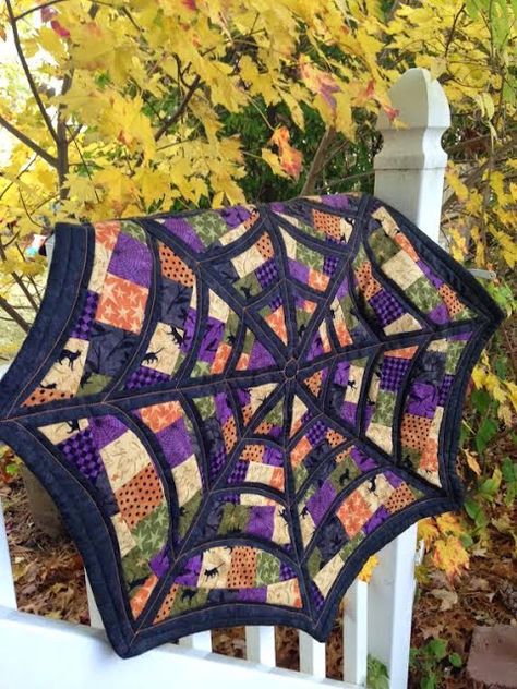 Spider Web Table Topper, Spiderweb Quilt Pattern, Halloween Quilts Ideas, Goth Quilt, Spooky Quilt, Spider Web Quilt, Spiderweb Quilt, Halloween Quilt Patterns, Fall Quilt