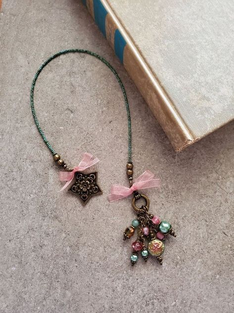 Star Bookmark, Homemade Bows, Sweet Accessories, Bookmark Craft, Beaded Bookmarks, Headband Jewelry, Book Marks, Book Jewelry, Diy Crafts For Kids Easy