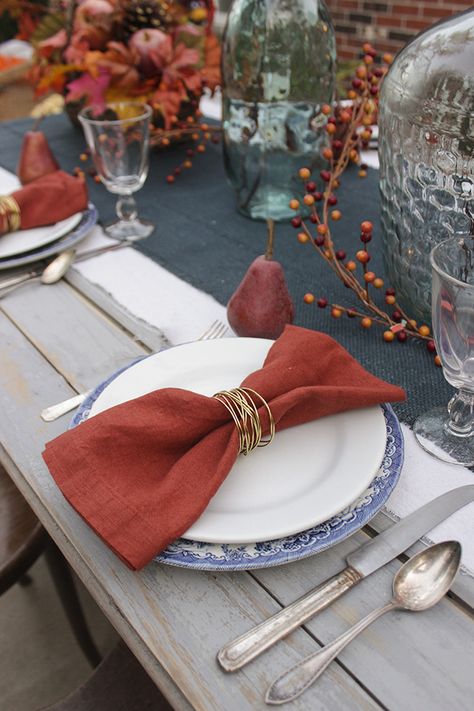 All last week I was busy making over my back patio for fall. I was lucky enough to be chosen as part of the Home Depot  Halloween/Harvest Style Challenge and as part of my patio makeover, I put together a fall tablescape! Something I feel adds a fancy touch to even a casual dinner get-together … Bunny Napkin Fold, Diy Napkin Folding, Christmas Napkin Folding, Gold Napkin Rings, Napkin Rings Diy, Napkin Rings Wedding, Christmas Tree Napkins, Gold Napkins, Bunny Napkins