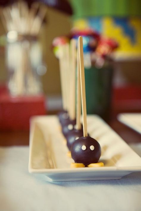 Super Mario Bob-omb Cake Pops Mario Party Appetizers, Mario Theme Cake Pops, Super Mario Toad Cake, Mario Themed Birthday Party Games, Mario Birthday Party Snacks, Mario Kart Theme Party, Nintendo Dessert, Nintendo Party Ideas, Super Mario Food Ideas