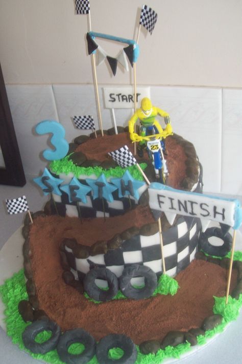 motocross cake Bmx Cake, Motocross Cake, Motorbike Cake, Bear Baby Shower Cake, Bike Birthday Parties, Motorcycle Cake, Twin Birthday Cakes, Dirt Bike Birthday, Bike Cakes