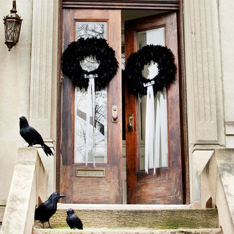 Feathered Halloween Wreaths Cute Halloween Door Decorations, Diy Halloween Door Decorations, Halloween Diy Door, Halloween Front Door Decorations, Scary Cute, Classy Halloween Decor, Halloween Front Doors, Classy Halloween, Diy Halloween Wreath